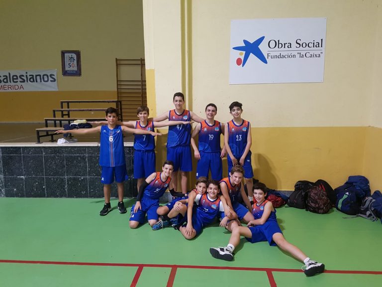 Partido igualado del infantil de baloncesto azul, con victoria final