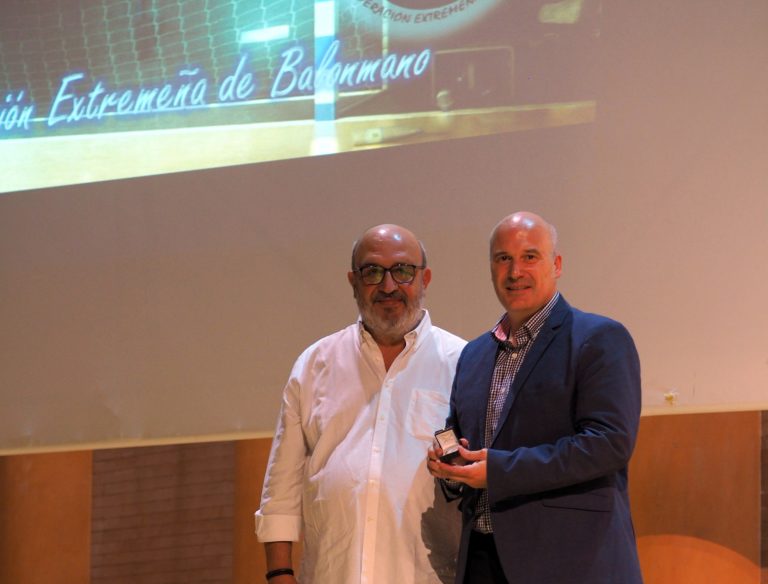 Jose Mª Curado recibe la insignia de plata de la Federación Extremeña de Balonmano